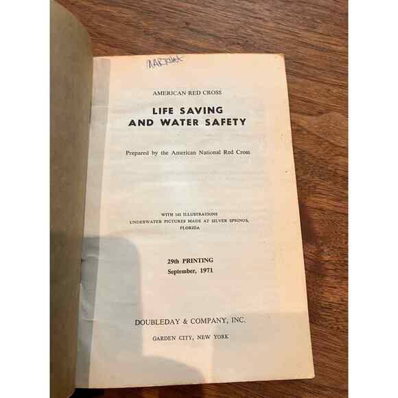 Vintage Red Cross Bokk Life Saving & Water Safety 1971 - Picture 6 of 7